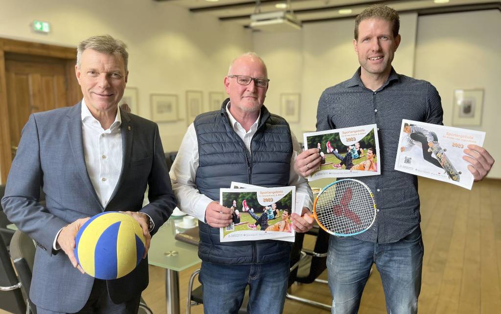 Bürgermeister Christoph Tesche stellte gemeinsam mit dem StadtSportVerbands-Vorsitzenden Marc Sprick (Mitte) und dem Stadtsportverbands-Sportkoodinator Daniel Gohrke (r.) die neuen Sportbroschüren vor. Foto: Stadt RE