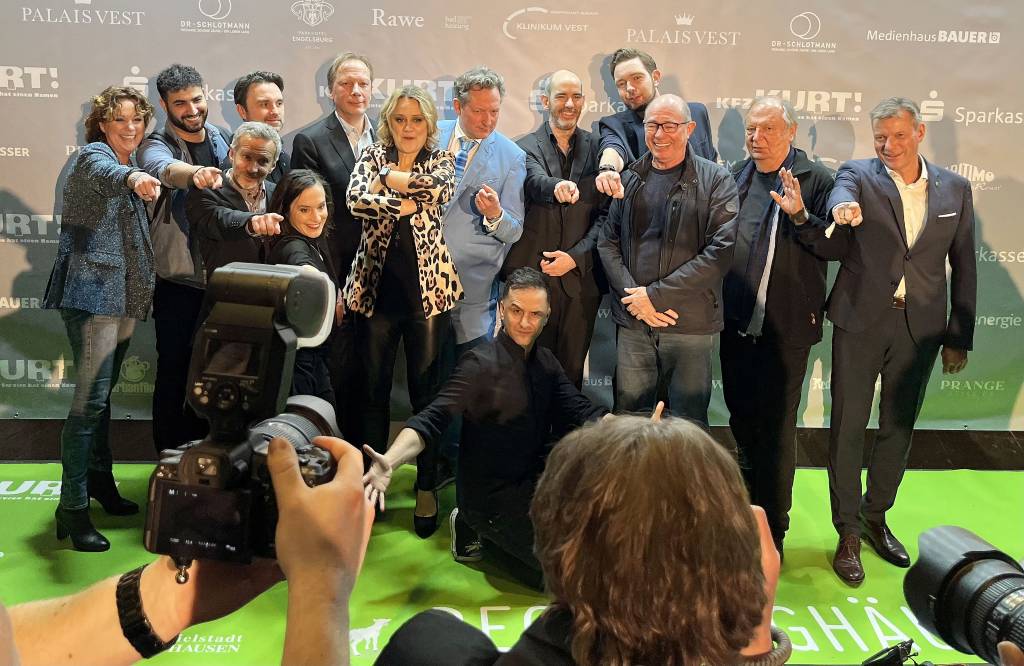 Auch das Shooting und das gemeinsame Foto aller Beteiligten des Hurz-Abends war passend zur Verleihung des Comedy-Preises ein wenig schräg. 