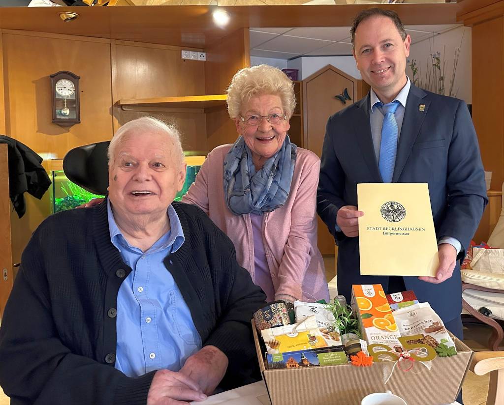 Der stellvertretende Bürgermeister Andreas Leib gratulierte Else und Bernard Bartkowiak zur Eisernen Hochzeit. Foto: Stadt RE