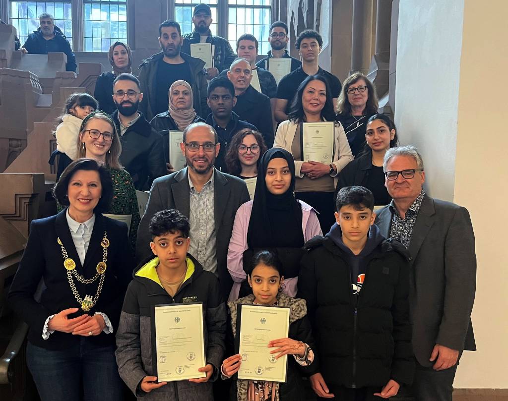 &Uuml;bergabe von Einb&uuml;rgerungsurkunden im Rathaus Recklinghausen mit der stellvertretenden B&uuml;rgermeisterin Marita Bergmaier. Foto: Stadt RE