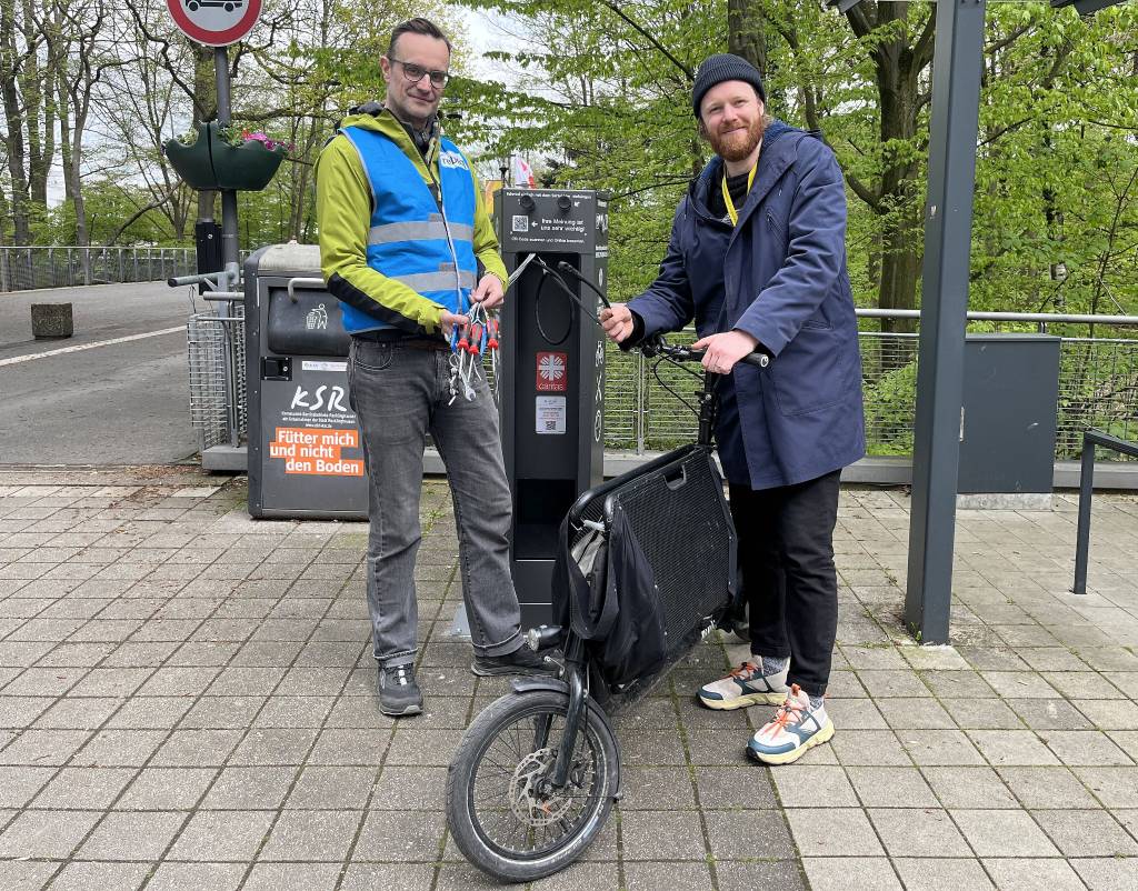 David Herz, Koordinator für Nahmobilität bei der Stadt Recklinghausen (r.), und Raphael Peters, Leiter der Radstation am Hauptbahnhof haben die Radservicestation am Ruhrfestspielhaus gleich einmal getestet. Foto: Stadt RE