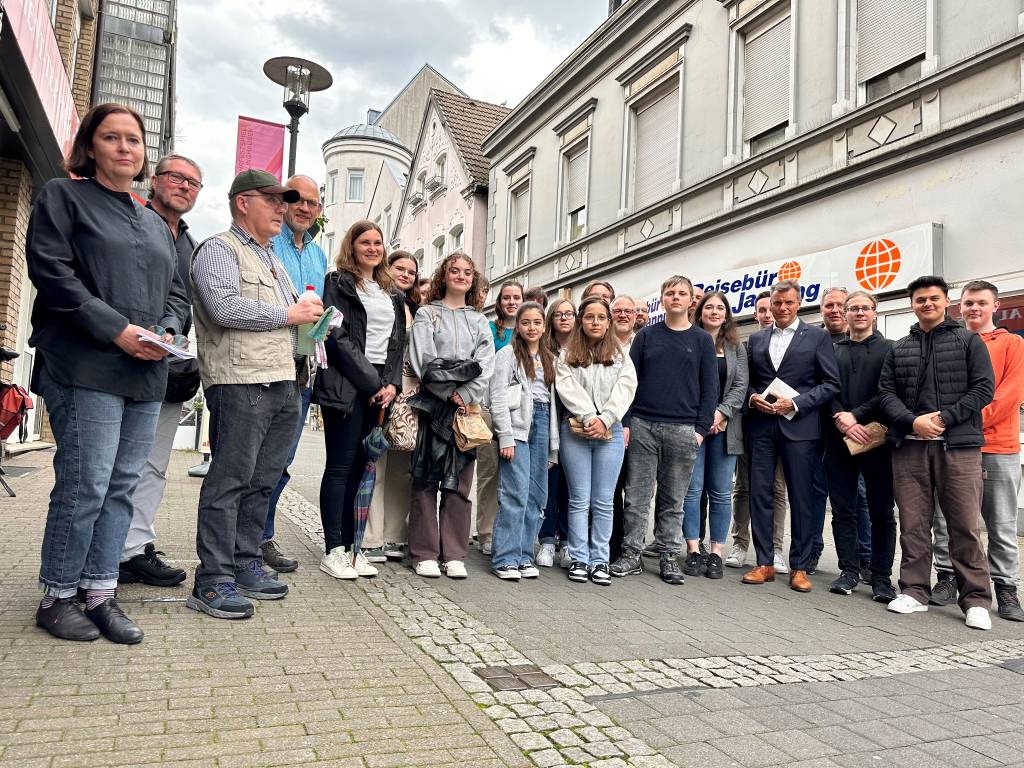 Gemeinsam mit Bruder Bernhard und Norbert Mendla von der Gastkirche putzte Bürgermeister Christoph Tesche an der Steinstraße Stolpersteine, die an die Familie Markus erinnern. Dort hatten sich auch zahlreiche Schülerinnen und Schüler sowie Vertreter der Diakonie und des Jugendtreffs Hillerheide versammelt, die anschließend an anderen Stellen in der Stadt selbst aktiv wurden.