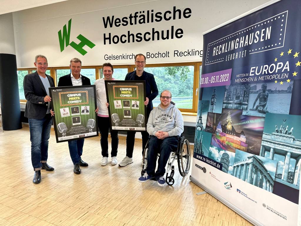 In der Mensa der Westfälischen Hochschule stellten sie das Programm für die Veranstaltung „Campus meets Comedy“ vor: Lars Tottmann (Arena Recklinghausen GmbH), Bürgermeister Christoph Tesche, Marcel Böcker (Stabstelle Hochschulkommunikation), Hochschul-Präsident Prof. Ralf Kriegesmann und Lucas Kurth (Stabstelle Hochschulkommunikation/v.l.). Foto: Stadt RE