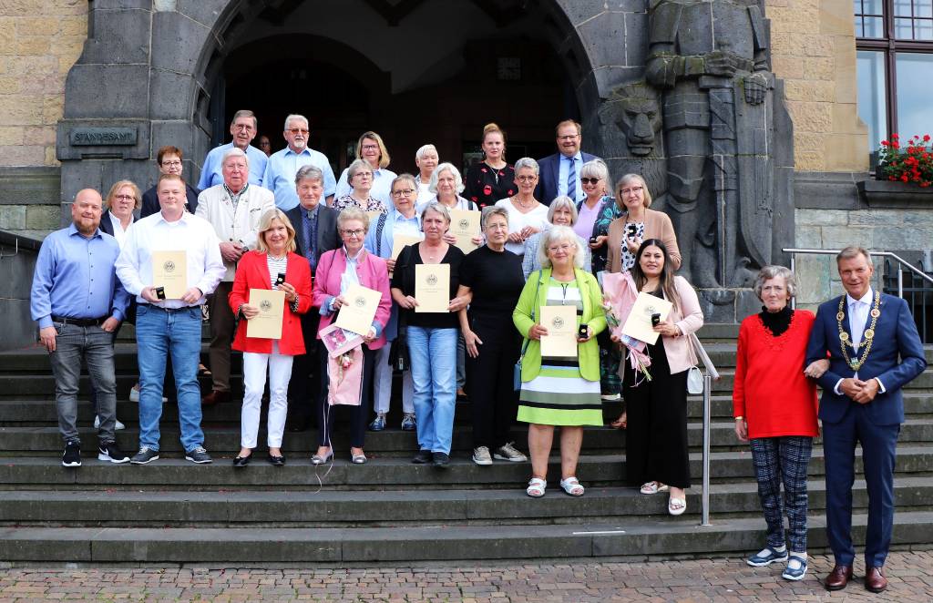 Bürgermeister Christoph Tesche (r.) überreichte die Samariternadel zusammen mit Vertreter*innen der Stadtverwaltung und der Politik an 21 verdiente Bürger*innen. Foto: Stadt RE