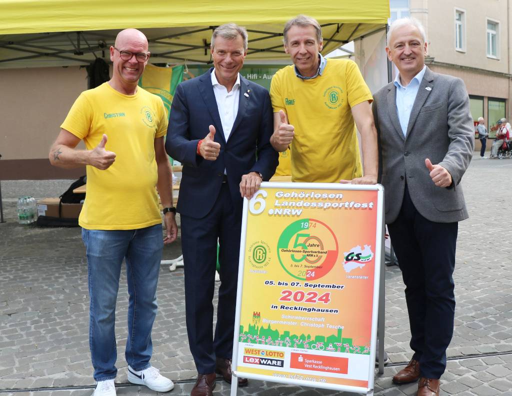 Bürgermeister Christoph Tesche freut sich als Schirmherr schon zusammen mit den beiden Organisatoren Christian Stern (l.), 1. Vorsitzender des GSV Recklinghausen, und Ralf Geerk (2.v.r./2. Vorsitzender) auf das 6. NRW-Gehörlosen-Landessportfest, dass durch die Sparkasse Vest, hier vertreten von Marktbereichsdirektor Guido Twachtmann (r.), unterstützt wird. Foto: Stadt RE