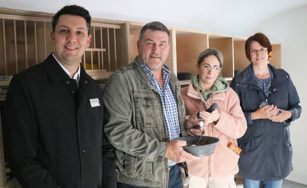 Sie sind von dem Pilotprojekt &uuml;berzeugt: (v.l.) Gerrit Beckmann, Centermanager des Palais Vest, Stefan Klinger, Kommunale Servicebetriebe Recklinghausen (KSR) sowie Virginia D&ouml;ring und Martel Fil vom Verein &bdquo;Ruhrpottm&ouml;wen&ldquo;. Foto: Stadt RE