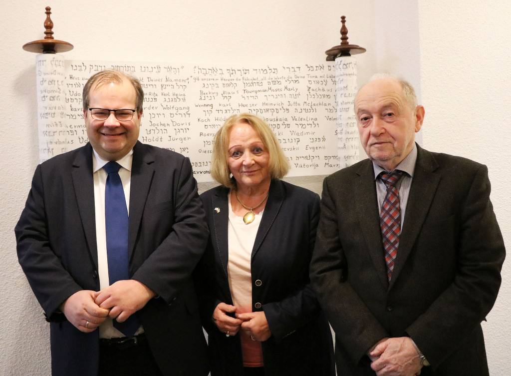 Die Antisemitismusbeauftragte des Landes Nordrhein-Westfalen (NRW), Sabine Leutheusser-Schnarrenberger, war zu Gast in der Jüdischen Kultusgemeinde Kreis Recklinghausen und tauschte sich dort mit dem Vorsitzenden Dr. Mark Gutkin (r.) und dem Sozialdezernenten der Stadt Recklinghausen, Dr. Sebastian Sanders, aus. Foto: Stadt RE