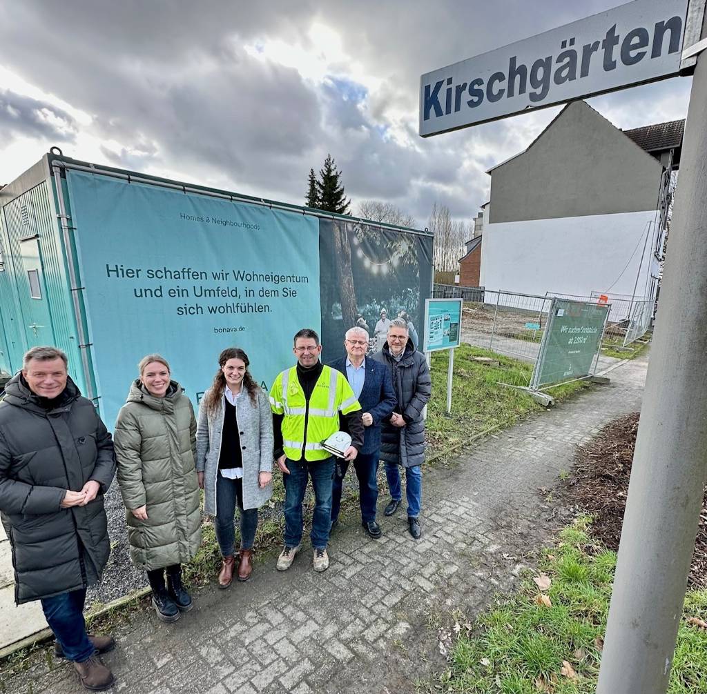 Den Startschuss für das Neubaugebiet Kirschgärten gaben (v.l.) Bürgermeister Christoph Tesche, Julia Grosse, Nadine Boland, Stefan Crumbach (alle Projektleitung Bonava), Erster Beigeordneter Ekkehard Grunwald und Hendrik Eßers (Leiter Fachbereich Wirtschaftsförderung, Standortmanagement, Stadtmarketing). Foto: Stadt RE 