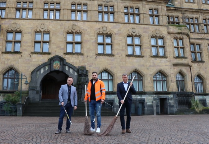  Stellten die 26. Ausgabe des Recklinghäuser Frühjahrsputz vor (v.l.n.r.) KSR-Leiter Roland Wrobel, Sergej Schopp, Gewerbeabfallberater, und Bürgermeister Christoph Tesche. 