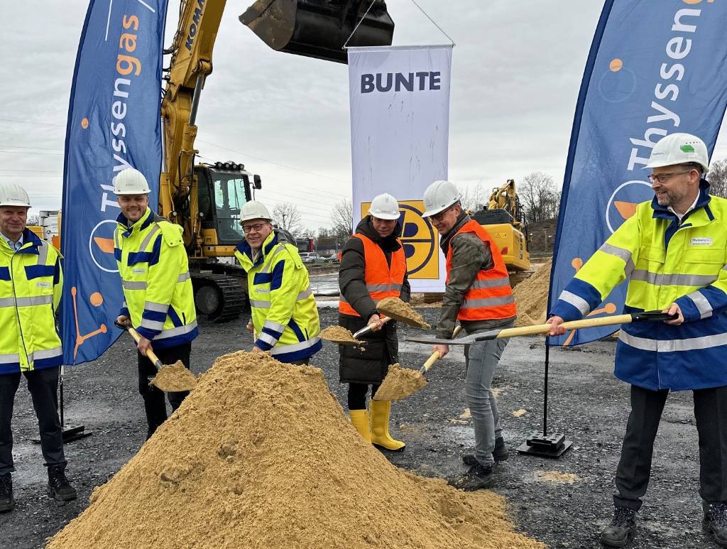 Gemeinsam mit Vertretern der Firma Thyssengas hat Bürgermeister Christoph Tesche den Spatenstich für die neue Betriebsstätte im Gewerbepark Ortloh ausgeführt. 