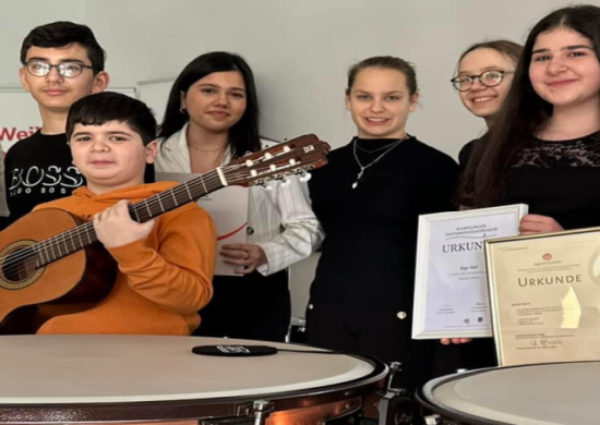 : Erfolgreiche Musikschüler*innen (v.l.): Ege Ilaf (Gitarre solo), Samira Polat (Baglama solo) sowie Hanna-Klara Putzke und Martha-Antonia Putzke (Duo Schlagzeug). Foto: Stadt RE