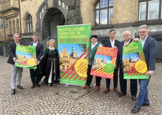 Bürgermeister Christoph Tesche (2.v.l) stellte mit (v.l.) Lars Tottmann, Stadtführerin Hannelore Kemper, Stadtführer Dr. Werner Koppe, Hendrik Eßers, Georg Gabriel sowie dem ersten Beigeordneten Ekkehard Grunwald erste Details zum „Westfälischen Hansetag 2025“ in Recklinghausen vor. Foto: Stadt RE