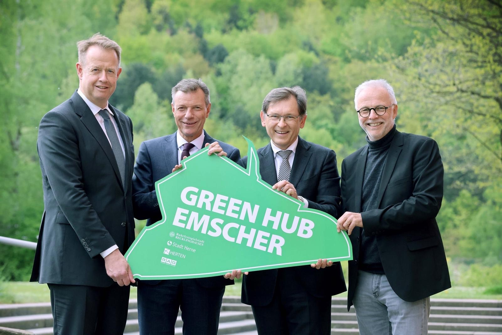 Das interkommunale Projekt &bdquo;Green Hub Emscher&ldquo; stellten RAG-Vorstand Michael Kalthoff, B&uuml;rgermeister Christoph Tesche (Recklinghausen), Oberb&uuml;rgermeister Dr. Frank Dudda (Herne) und B&uuml;rgermeister Matthias M&uuml;ller (Herten) vor. Foto: Marco Stepniak