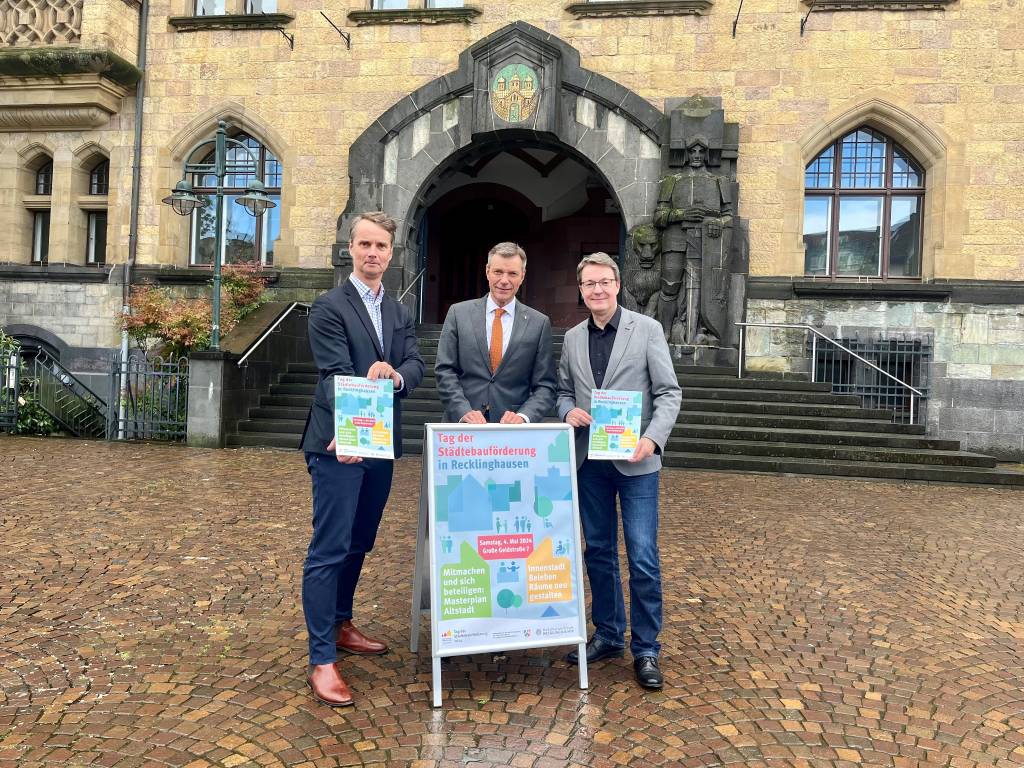 Bürgermeister Christoph Tesche stellte das Programm des Tags der Städtebauförderung zusammen mit Georg Gabriel (l.), Abteilungsleiter Stadtmarketing, und Michael Brunsiek (r.), Fachbereichsleiter Stadtplanung, vor. Foto: Stadt RE 