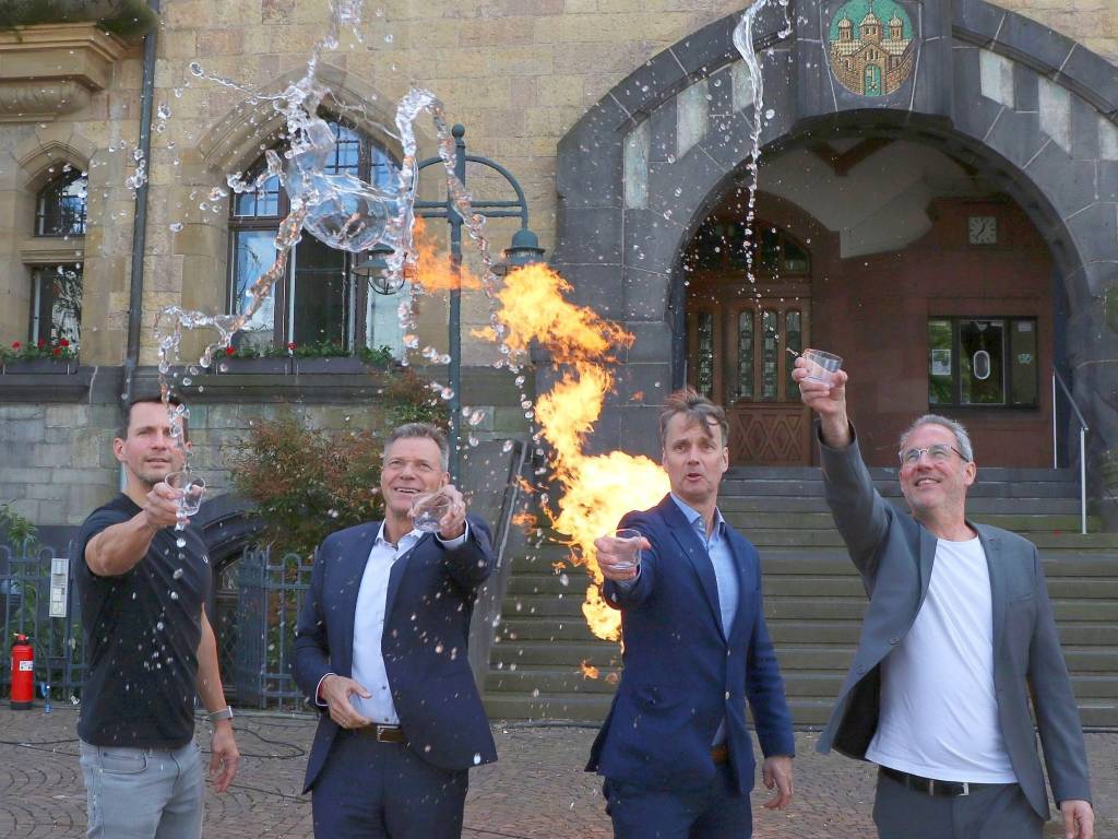 „Feuer und Wasser“: Bürgermeister Christoph Tesche (2.v.l.) präsentierte zusammen mit Lars Tottmann (r.) und Marius Ebel (l./Arena Recklinghausen GmbH) sowie Georg Gabriel, Abteilungsleiter Stadtmarketing, das diesjährige Motto sowie erste Details zu „Recklinghausen leuchtet 2024“. Foto: Stadt RE