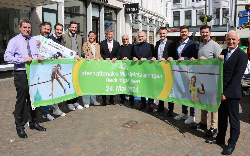 Bürgermeister Christoph Tesche (6.v.l.), Organisator Hans Timmermann (7.v.l.) und Stefan Kunz, Abteilungsleiter Sport (3.v.l.), freuen sich über die Unterstützung von (v.l.) Carsten Feldhege (Mohag), Joris Koopmans (Neuer Therapiecentrum), David Bonsmann (Praxis Dr. Schlotmann), Markus Droste (Westenergie), Saskia Hogrebe (Dr. Schlotmann), Sönke Möller (Aldi), Lukas Klunke (Aldi), Gerrit Beckmann (Palais Vest) und Guido Twachtmann (Sparkasse Vest). Foto: Stadt RE