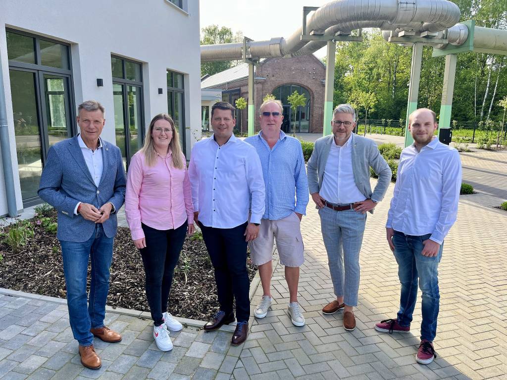 Bürgermeister Christoph Tesche (l.) machte sich mit Hendrik Eßers, (2.v.r.) Fachbereichsleiter Wirtschaftsförderung, Standortmanagement, Stadtmarketing, bei einem Rundgang zusammen mit Agentur-Gründer Christan Lenner (3.v.l.), Investor Andreas Heppe (3.v.r.) sowie Ann-Kathrin Göritz und Lukas Korte (beide Lenner Online Marketing) ein Bild von den Räumlichkeiten vor Ort. Foto: Stadt RE