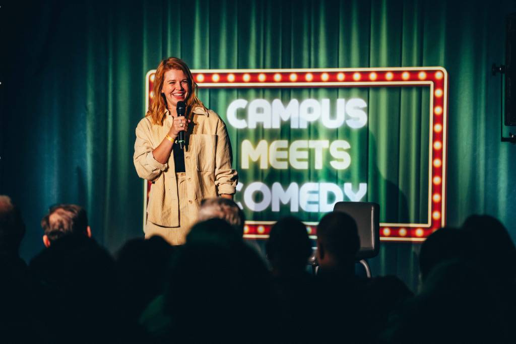 Gastgeberin bei &bdquo;Campus meets Comedy&ldquo; ist auch in diesem Jahr Comedienne Laura Br&uuml;mmer. Foto: Westf&auml;lische Hochschule/Julian Huke