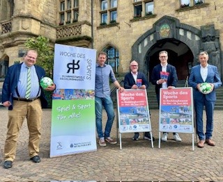 Bürgermeister Christoph Tesche (r.) stellte zusammen mit Dezernent Dr. Sebastian Sanders, Daniel Gohrke, Marc Sprick (beide StadtSportVerband) und Jochen Sandkühler (Fachbereich Bildung und Sport/v.l.) das Programm der diesjährigen „Woche es Sports“ vor. Foto: Stadt RE