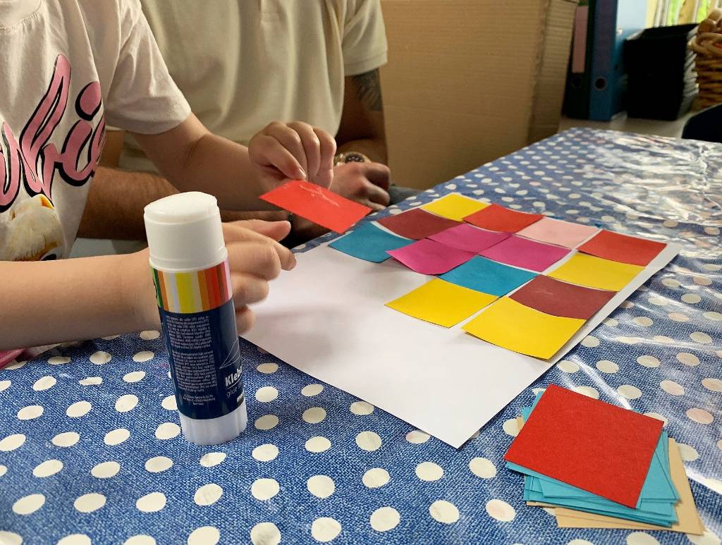 Basteln der Kunstwerke. Foto: Stadt RE/Dschungelburg