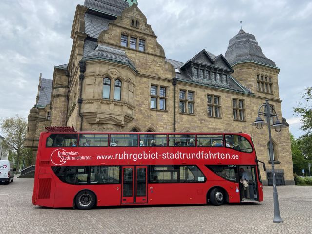 Der Cabriobus steht vor dem Rathaus. Foto: Stadt RE