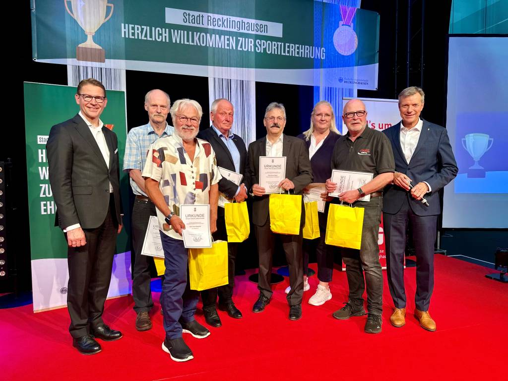 Für ihr langjähriges Engagement im Recklinghäuser Sport wurden durch Bürgermeister Christoph Tesche (r.) und Sparkassen-Chef Dr. Michael Schulte (l.) geehrt: Benno Oder, Arno Ratajczak, Manfred Stübbe, Rainer Peters, Friederike Redemann und Rainer Kruse (v.l.) Foto: Stadt RE