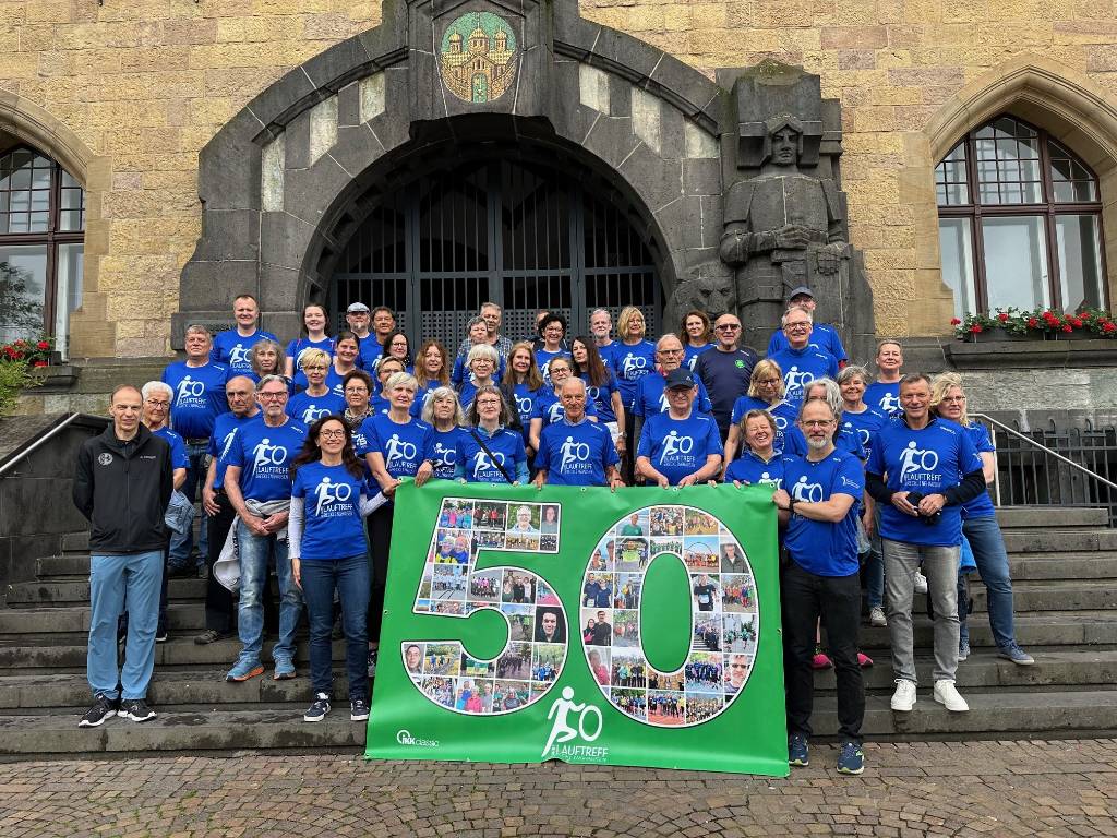 Gute Stimmung herrschte beim Fototermin auf der Rathaustreppe unter den Mitgliedern des Lauftreffs. Bürgermeister Christoph Tesche gratulierte zum 50-jährigen Bestehen. Foto: Stadt RE