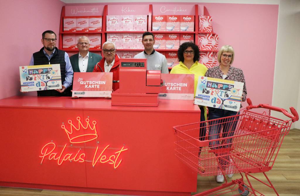 Sie präsentierten beim Pressetermin die neuen Gutscheinkarten: (v.l.) Altstadtmanager Sebastian Höber, der Erste Beigeordnete Ekkehard Grunwald, Quartierssprecher Wolfgang Rill, Palais-Vest-Centermanager Gerrit Beckmann sowie die Quartierssprecherinnen Angela Rawe und Kirsten Stranghöner. Foto: Stadt RE