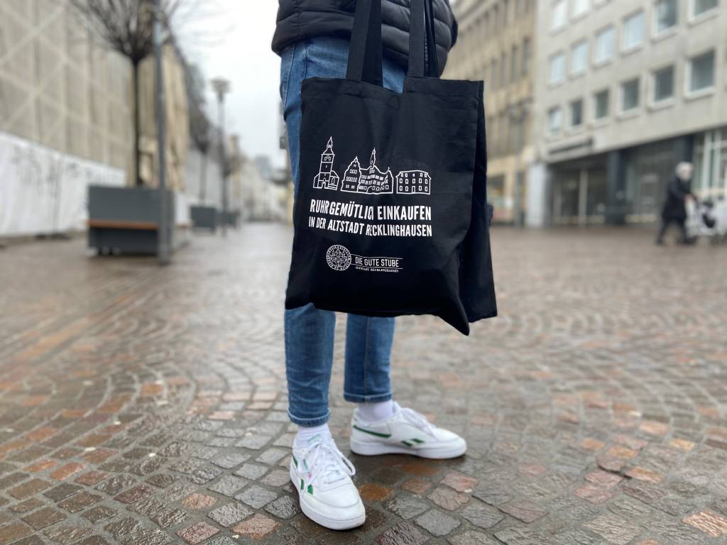 Bild von einem Passanten in der Altstadt. Foto. Stadt RE