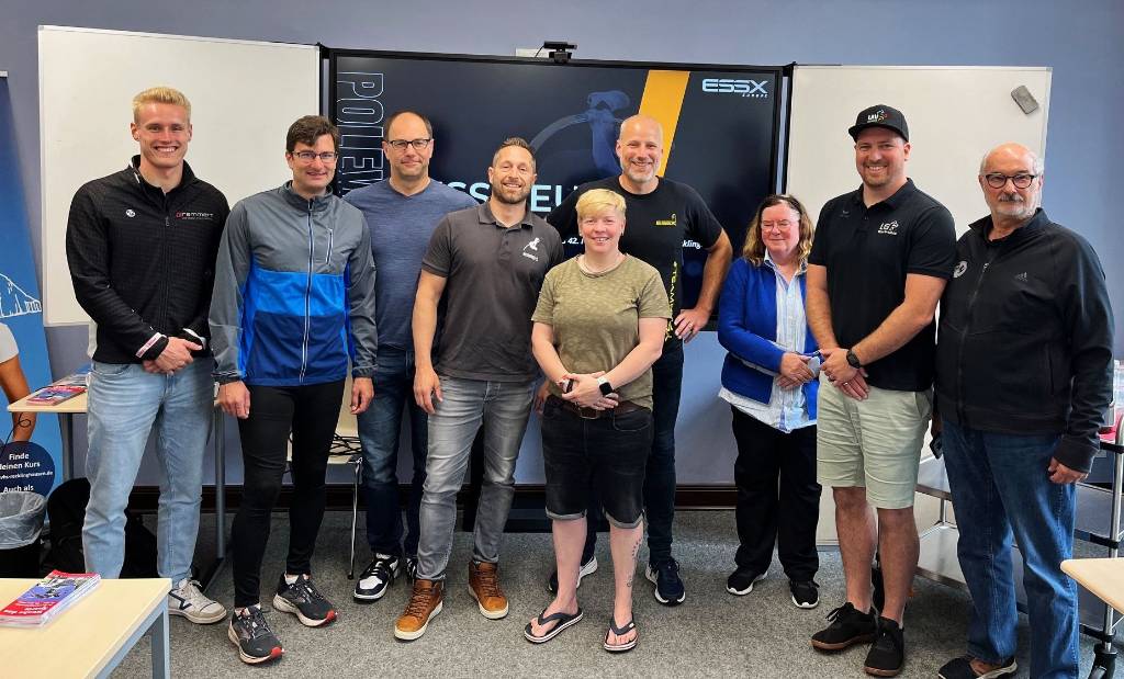 Sieben Trainer*innen nahmen an der Stabhochsprung-Fortbildung im Willy-Brandt-Haus teil. Foto: Stadt RE