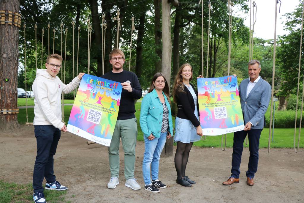 Bürgermeister Christoph Tesche stellte zusammen mit (v.r.) Marie-Luise Quakulinski, Koordinatorin des Ferientreffs, Janine Burglin (Ferientreff), Martin Weijers, Abteilungsleiter Kinder- und Jugendarbeit/Jugendsozialarbeit, und Moritz Johns, Kinder- und Jugendparlament, das Programm des Ferientreffs 2024 vor. Foto: Stadt RE 