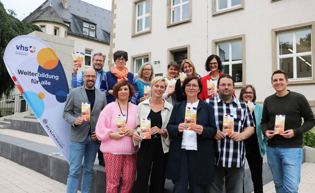 Das Team der Volkshochschule Recklinghausen um Leiter Dr. Ansgar Kortenjann (vorne links) freut sich auf die Sommerakademie. Alle Infos dazu gibt es im dazugehörigen Flyer. Foto: Stadt RE