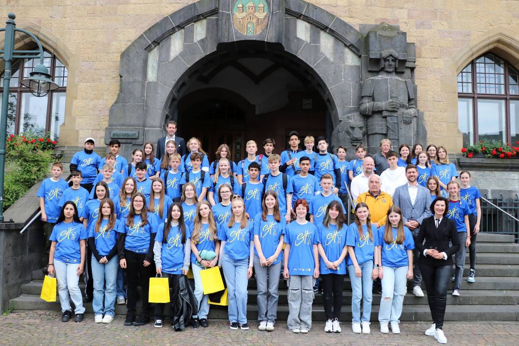 60 Schüler*innen haben die Ausbildung zu Sporthelfer*innen erfolgreich absolviert und bekamen dafür ein Zertifikat aus den Händen der stellvertretenden Bürgermeisterin Marita Bergmaier (rechts vorn) und Daniel Gohrke, Sportkoordinator beim Stadtsportverband (hinten links). Foto: Stadt RE