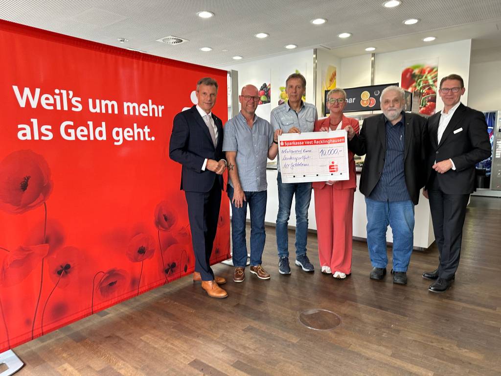 Foto der Spenden&uuml;bergabe. Foto: Stadt RE