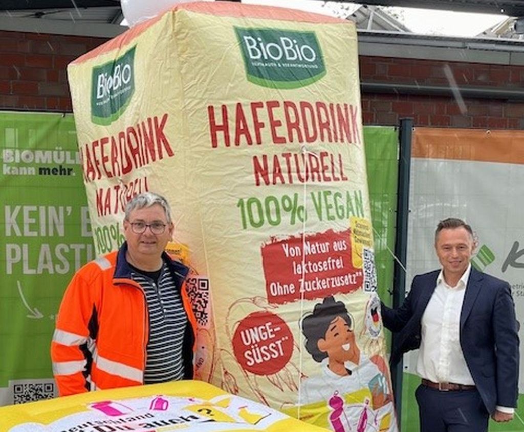 Die Kommunalen Servicebetriebe Recklinghausen (KSR) beteiligen sich an der bundesweiten Aktionswoche „Deutschland trennt. Du auch?“. KSR-Betriebsleiter Roland Wrobel (r.) und Matthias Berger, KSR-Abfallberater, präsentieren die XXL-Getränkeverpackung vor dem Wertstoffhof. Foto: KSR