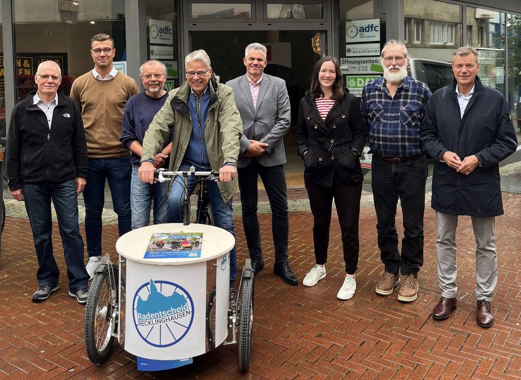 Abschied von den Räumlichkeiten des „Treffpunkt Klima und Mobilität“ an der Breite Straße 15 nahmen (v.r.) Bürgermeister Christoph Tesche, Willi Panner-Fallout (ADFC), Lara Wahrmann (Klimaschutzmanagerin), Beigeordneter Axel Fritz, Peter Brautmeier (ADFC), Thomas Aehlig (ADFC), Felix Sprenger (Klimaanpassungsmanager) und Martin Kentschke (DAV). Foto: Stadt RE