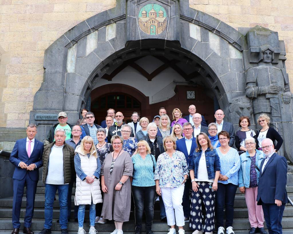 Mitarbeitende auf der Rathaustreppe