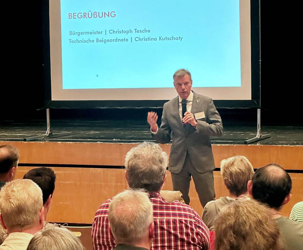 Bürgermeister Christoph Tesche übernahm beim Bürgerforum zum ISEK Bochumer Straße im gut besuchten Bürgerhaus Süd die Begrüßung. Foto: Stadt RE 