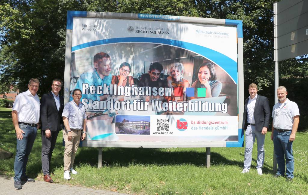 Das Bildungszentrum des Handels nimmt aktuell an der Plakataktion „Wirtschaft im Fokus“ teil: (v.l.) Thomas Bernemann, Vorsitzender des Wirtschaftsausschusses, Tobias Schäfer und Holger Buchholz, beide Geschäftsbereichsleitung beim Bildungszentrum, Christian Wißing, städtischer Projektkoordinator von „Wirtschaft im Fokus“ und Christian Meier, Geschäftsleitung beim Bildungszentrum. Foto: Stadt RE