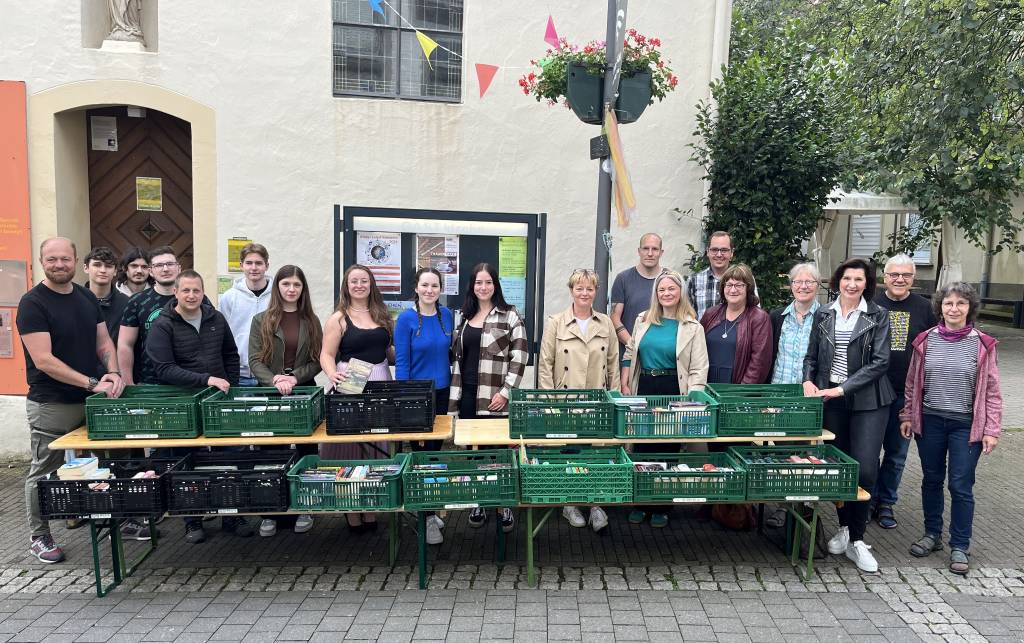 Die stellvertretende B&uuml;rgermeisterin Martina Bergmaier (3.v.r.) machte sich ein Bild von den drei &bdquo;Social Day&ldquo;-Projekten, die die st&auml;dtischen Auszubildenden zusammen mit Gastkirchen-Pfarrer Ludger Ernsting (2.v.r.) geplant hatten. Foto: Stadt RE