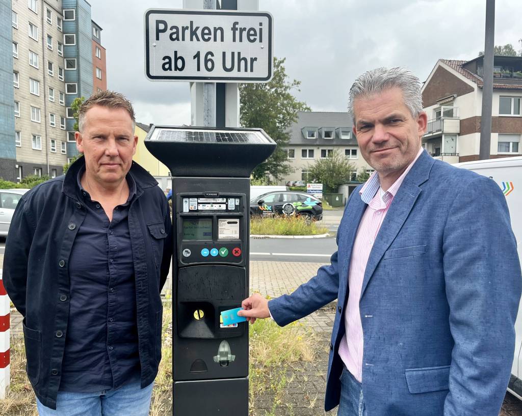 Einmal vorhalten bitte: Dezernent Axel Fritz (r.) und Sachgebietsleiter Thorsten Reimann testen die neue Funktion an dem Automaten an der Hohenzollernstraße. Foto: Stadt RE