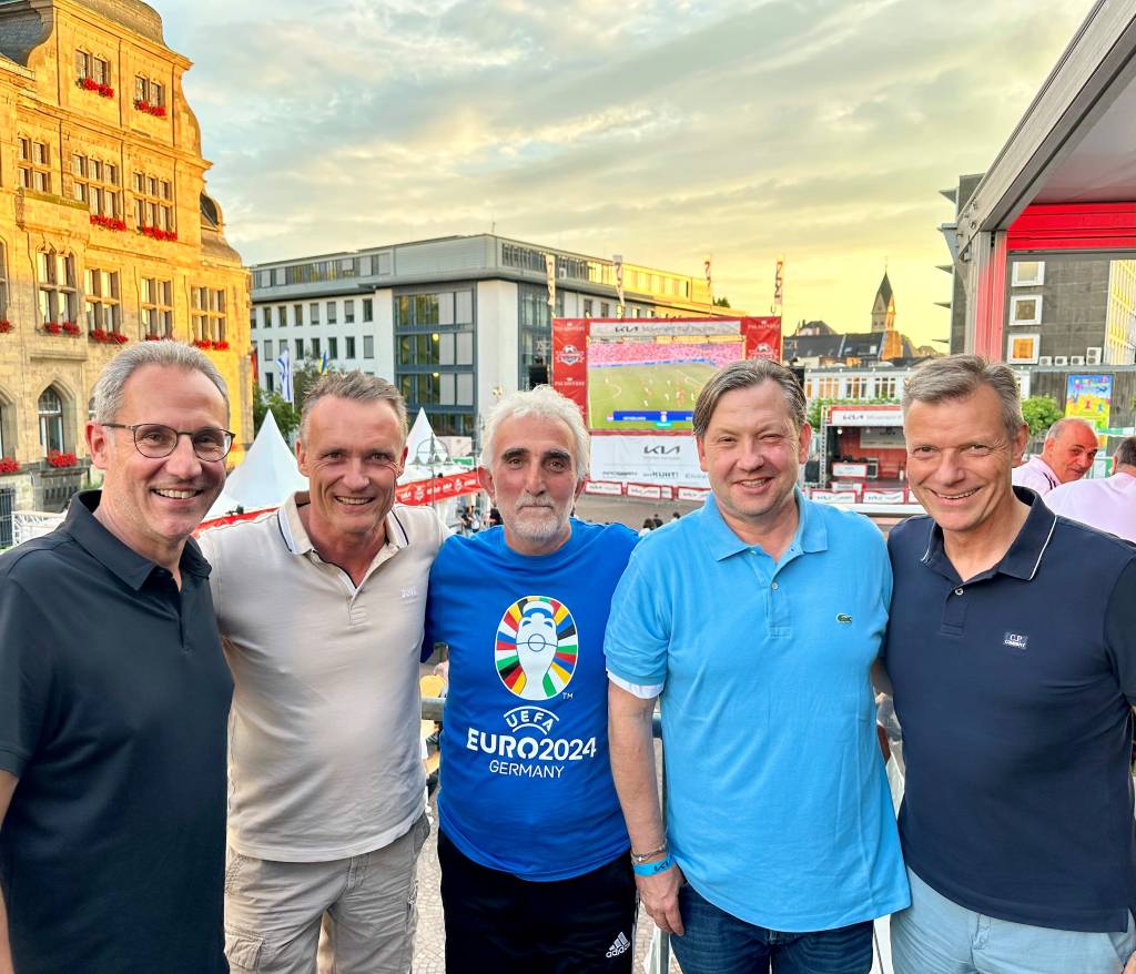 Sie fiebern schon der Fußball-WM 2026 entgegen: Lars Tottmann, Alfons Engbert, Ensar Kurt, Ralf Kroppen und Christoph Tesche (v.l.). Foto: Stadt RE