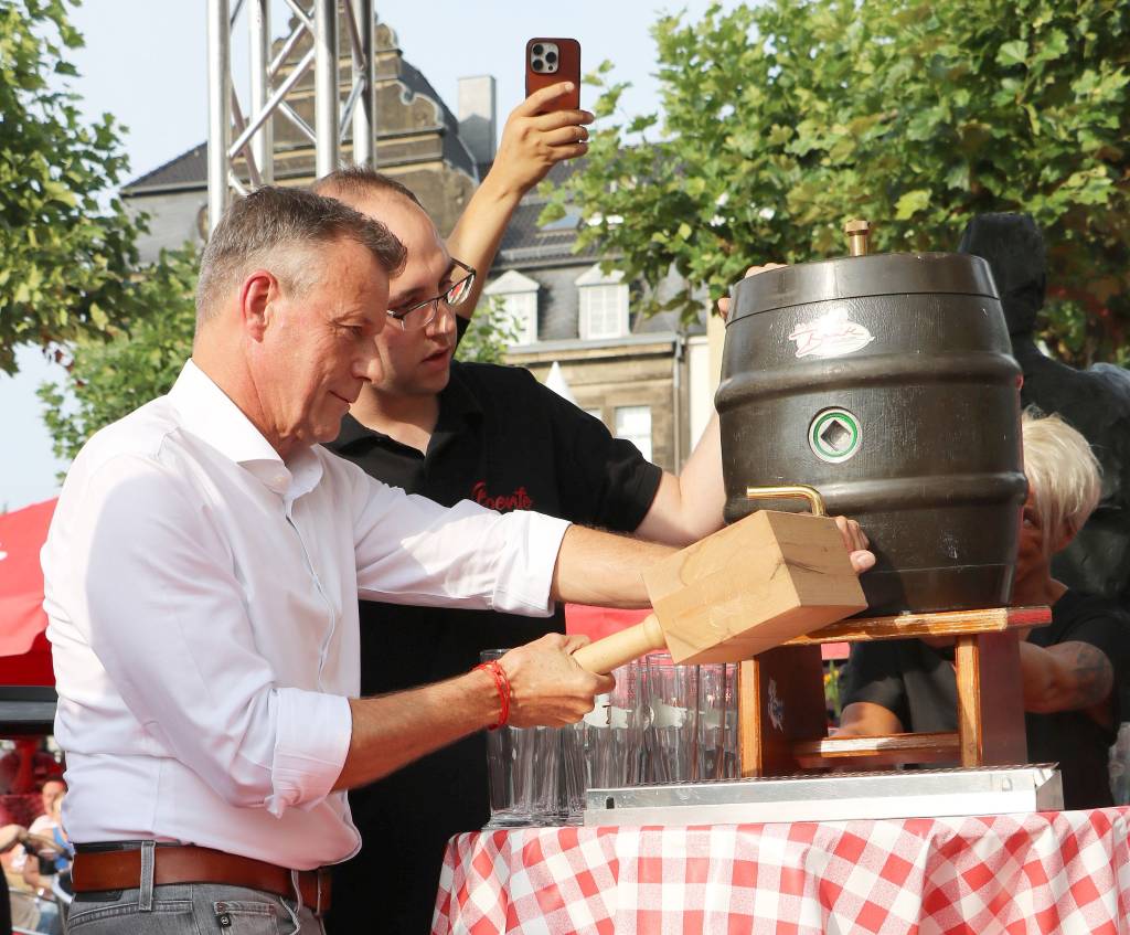 Bürgermeister Christoph Tesche eröffnete das Gourmetfest „Zu Gast in Recklinghausen“ auf dem Rathausplatz mit dem traditionellen Anstich des Freibier-Fasses. Foto: Stadt RE