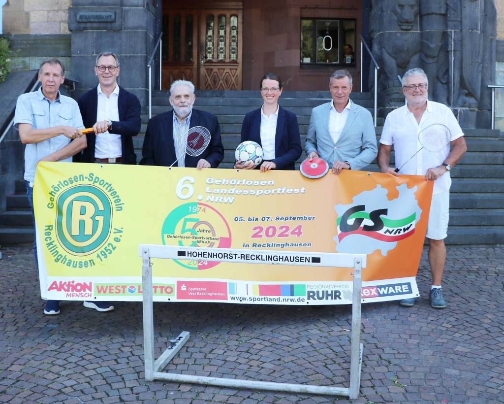 Bürgermeister Christoph Tesche (2.v.r.), stellte zusammen mit (v.l.) Ralf Geerk, 2. Vorsitzender Gehörlosensportverein Recklinghausen 1952 und Vizepräsident Breitensport des Gehörlosensportverbands NRW (GSNRW), Jochen Sandkühler, Sachgebietsleiter Sport, Winfried Wiencek, Präsident des GSNRW, Christiane Timmer, Vorstand Sparkasse Vest RE, und Steffen Rosewig, Vize-Präsident Leistungssport GSNRW, das Programm vor. Foto: Stadt RE