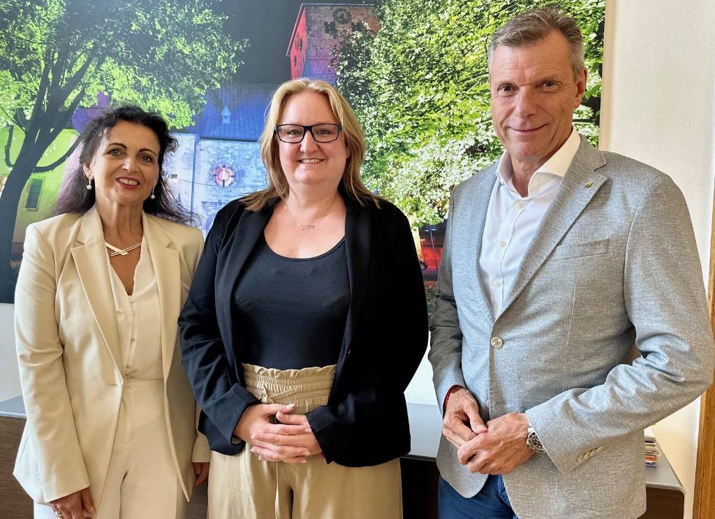 Die neue Leiterin der Beratungsstelle in Recklinghausen, Nina Koester, stellte mit Regionalleiterin Manuela Duda (l.) im Rathaus bei ihrem Antrittsbesuch Bürgermeister Christoph Tesche den Jahresbericht 2023 der Verbraucherzentrale vor. Foto: Stadt RE