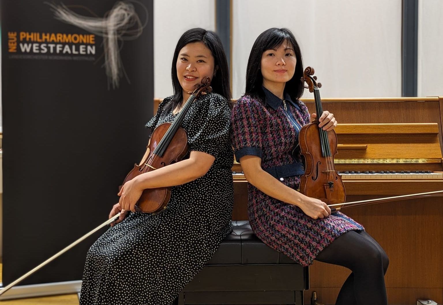 Yu-Chun Lin (r.) und Rika Ikemura nehmen die Zuhörer*innen mit auf eine „Musikalische Weltreise“. Foto: Benjamin Kraner
