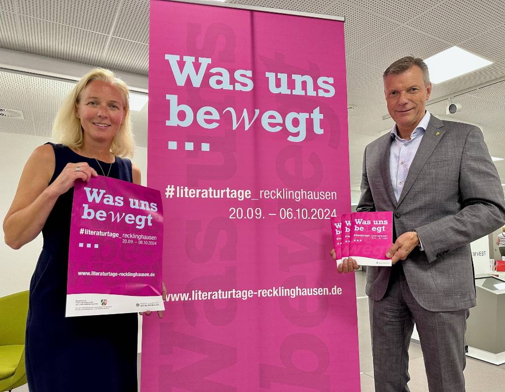 Das Programm der Literaturtage stellten jetzt Bürgermeister Christoph Tesche und Sandra Hilse, die Leiterin der Stadtbibliothek, vor. Foto: Stadt Recklinghausen 