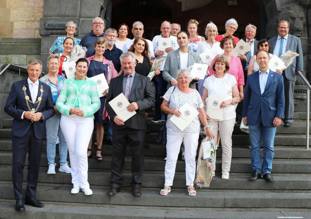 Bürgermeister Christoph Tesche (vorne links) überreichte die Samariternadel zusammen mit Vertreter*innen der Stadtverwaltung und der Politik. Foto: Stadt RE