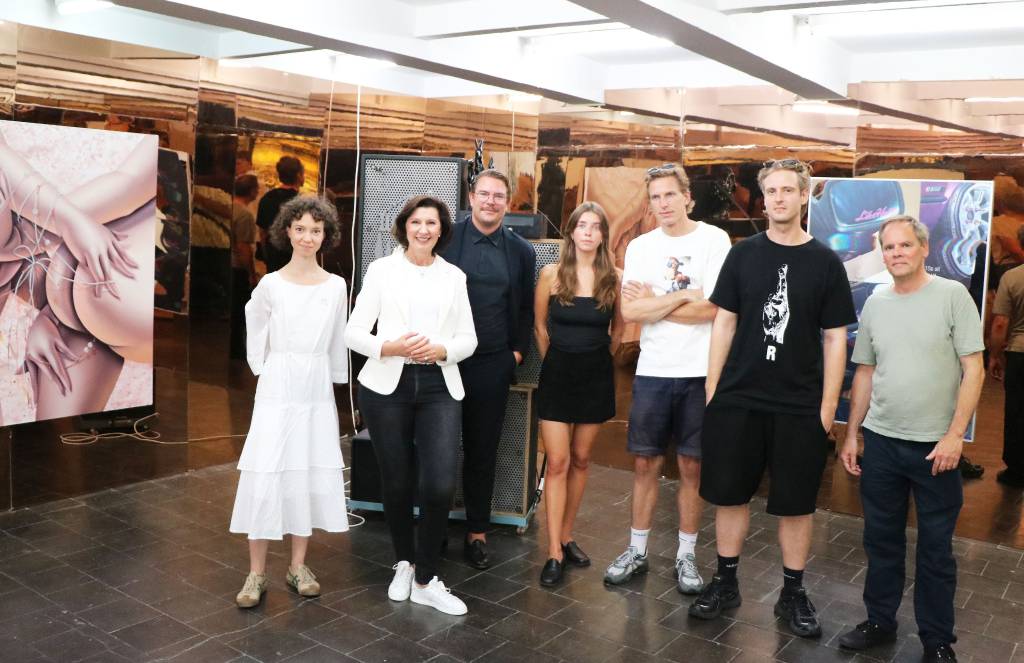 Viel Resonanz erhielt schon die Ausstellungeröffnung in der Kunsthalle, die die stellvertretende Bürgermeisterin Marita Bergmaier (2.v.l.) eröffnete. Kunsthallen-Leiter Dr. Nico Anklam (3.v.l.) begrüßte zusammen mit Pauline Ganns (Mitte/kuratorische Assistenz), die Kunstschaffenden aus Belgien (v.l.) Alexandra Rashevska, Mathias Swings, Tijs Lammar und Patrick van den Eynde. Foto: Stadt RE
