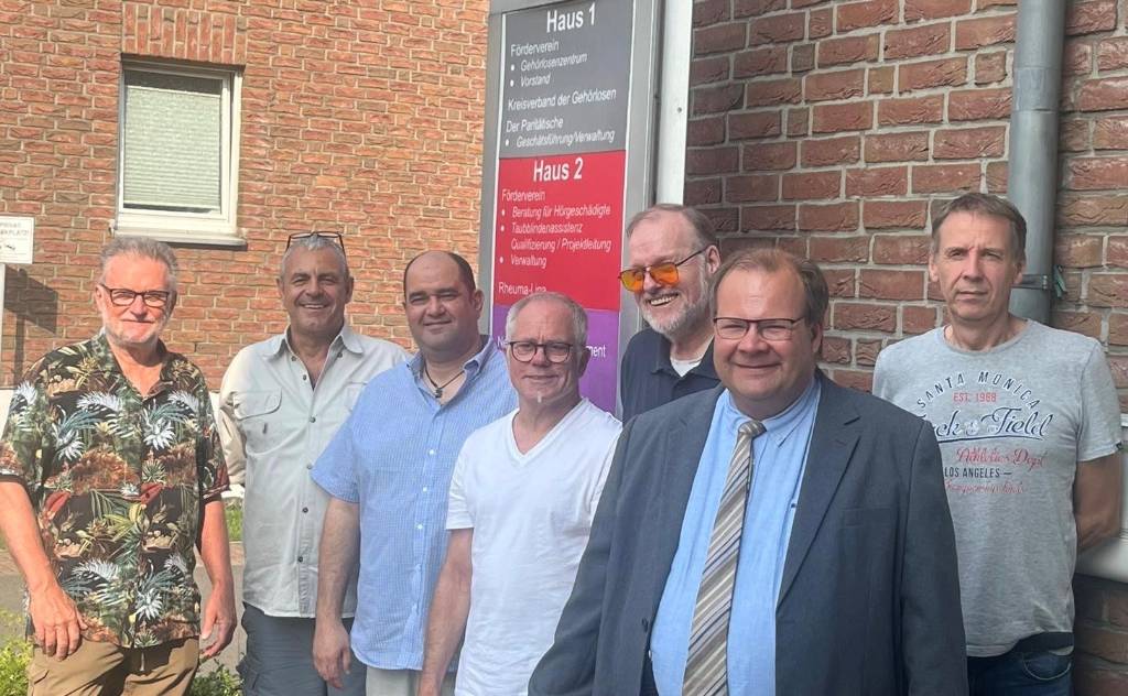 Im Gehörlosenzentrum traf sich Sozialdezernent Dr. Sebastian Sanders (2.v.r.) mit dem Vorstand des Fördervereins um den Vorsitzenden Hermann Riekötter (3.v.r.) zu einem Meinungsaustausch. Foto: Stadt RE